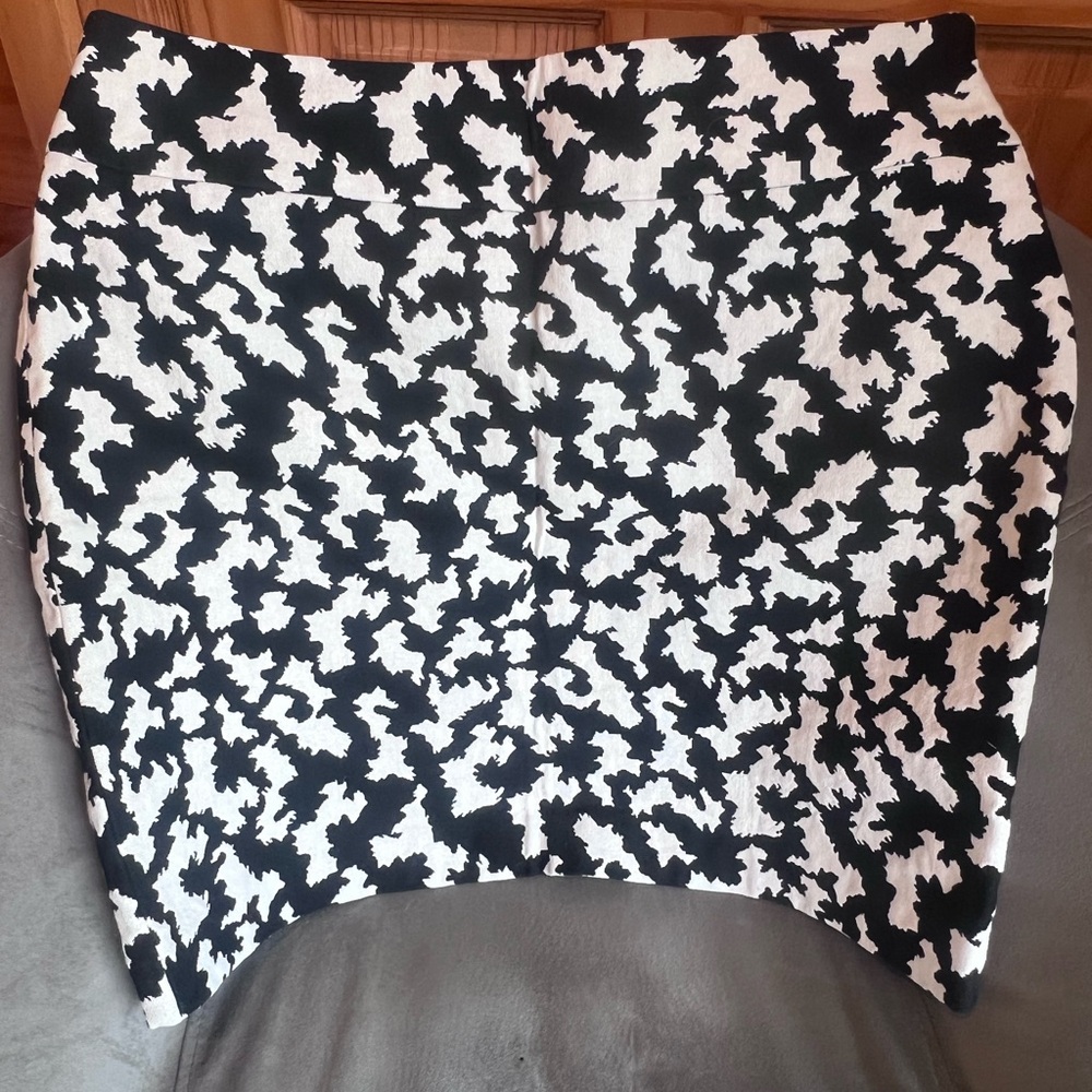 LOFT Black and White Abstract Print Pencil Skirt